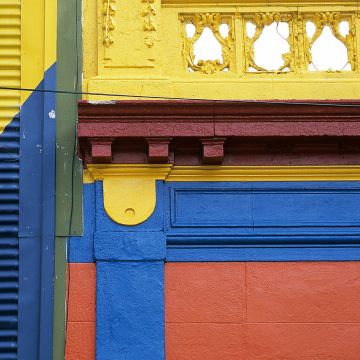 Farbenspiel an der Fassade eines Hauses in Buenos Aires