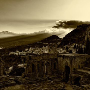 Blick über Taormina zum Vulkan Ätna