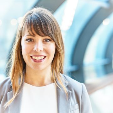 Portrait in Glasübergang in Blautönen getaucht