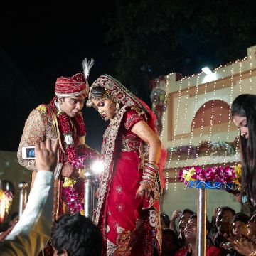 Braut und Bräutigam unterhalten sich auf ihrer Hochzeit in Kalkutta