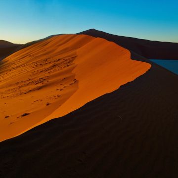 Riesige Sanddüne im Sonnenaufgang