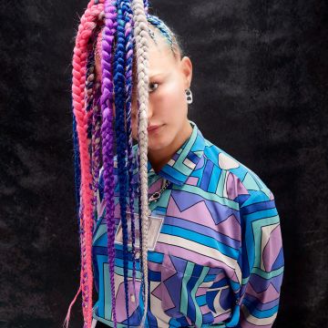Portrait mit bunten Zöpfen