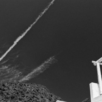 Kondensstreifen mit Wolken