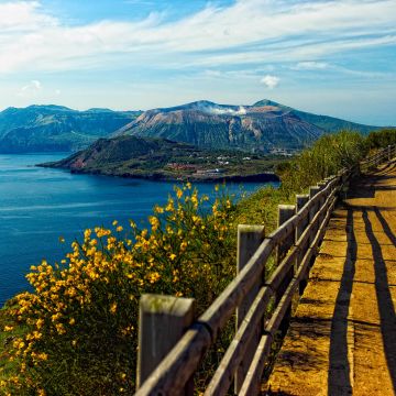Küstenweg in der Morgensonne auf Lipari
