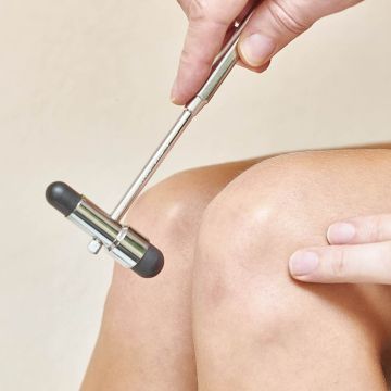 Testung der Kniereflexe mit einem medizinischen Hammer