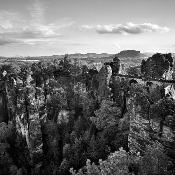 Blick auf die Basteibrücke und das Elbsandsteingebirge