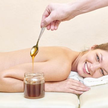 Patientin erhält eine Bienenhonigmassage